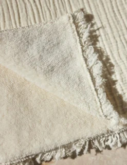 Alaia Sherpa Throw By House No. 23 -KOKOLA Furniture Shop AlaiaSherpa Coconut 13872 SITECROP scaled